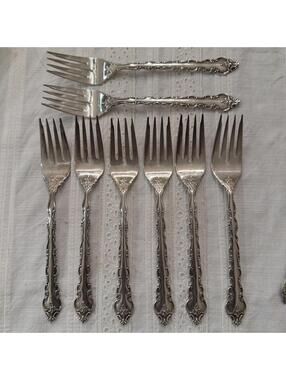 International Deep Silver DELICATO Flatware – 39 Pc – Service for 8 – Ornate